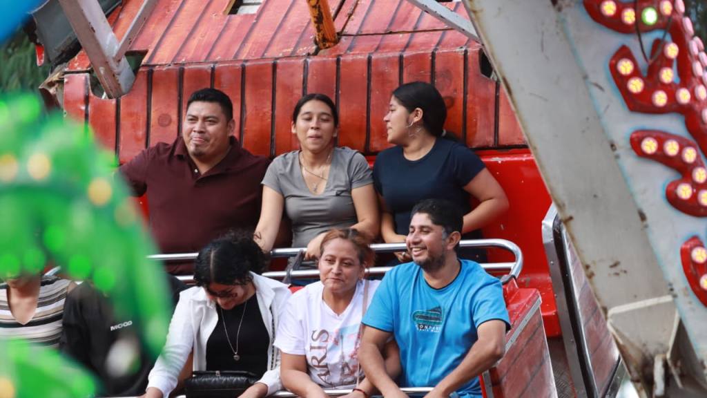 Guatemaltecos disfrutan de la Feria de Jocotenango 2025 | Álex Meoño