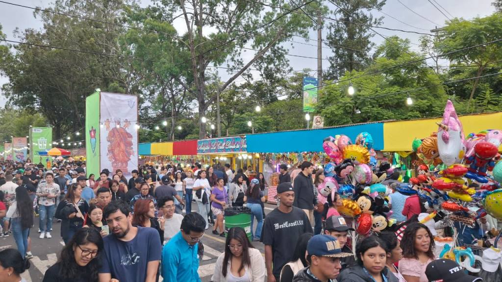 Guatemaltecos disfrutan de la Feria de Jocotenango 2025 | 