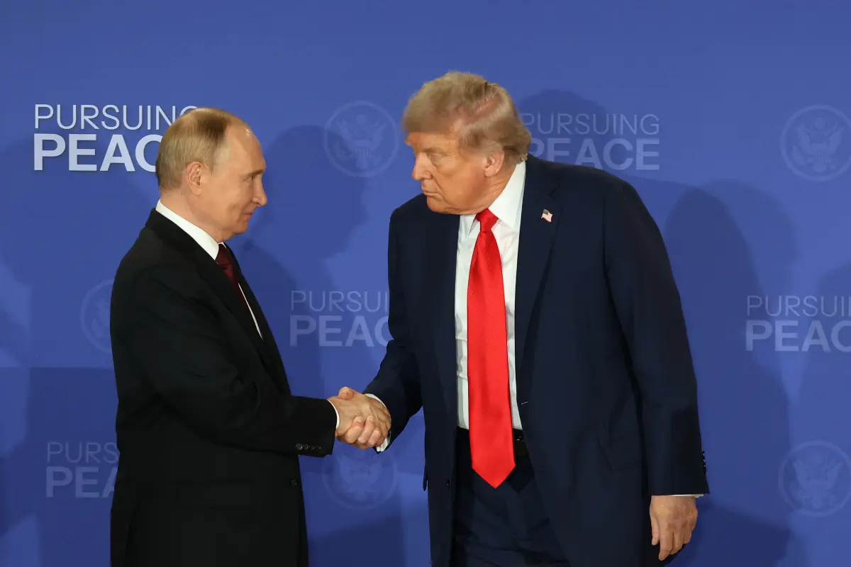 l presidente de Rusia, Vladimir Putin (i), y su homólogo de Estados Unidos, Donald Trump, se saludan al finalizar una declaración conjunta., Foto EFE