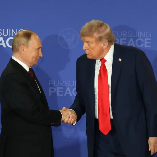 l presidente de Rusia, Vladimir Putin (i), y su homólogo de Estados Unidos, Donald Trump, se saludan al finalizar una declaración conjunta. ,Foto EFE