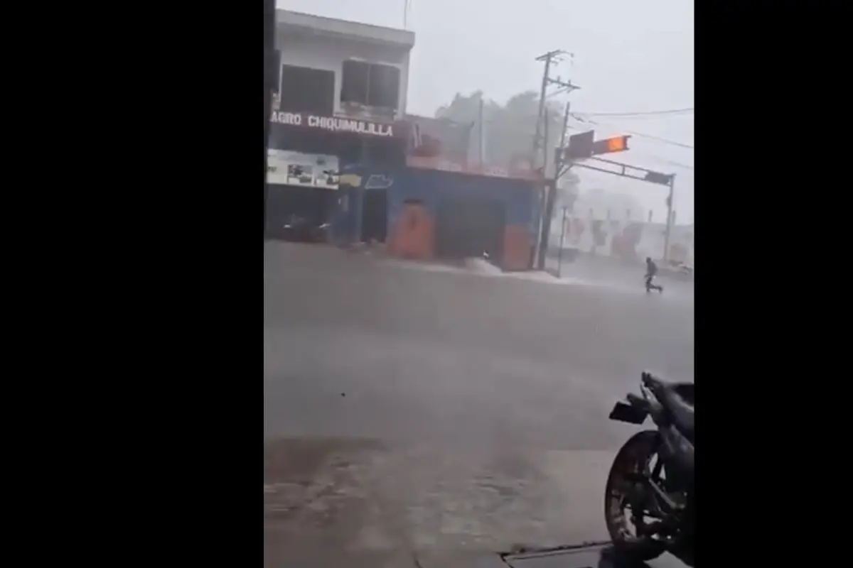 Un hombre intentó rescatar a su hijo, pero ambos cayeron en un tragante., Captura de pantalla