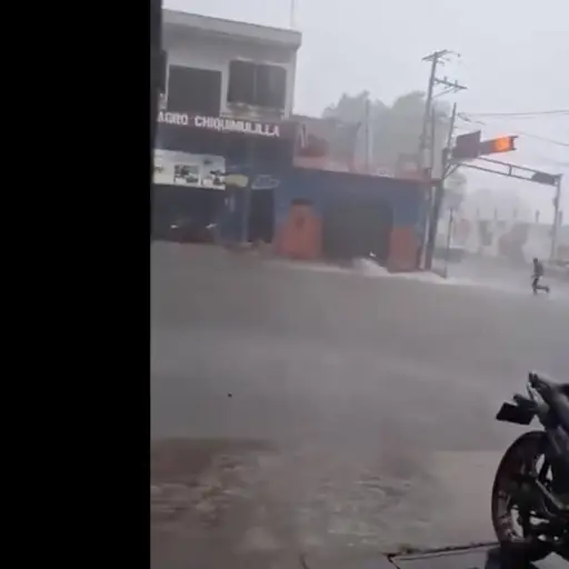 Un hombre intentó rescatar a su hijo, pero ambos cayeron en un tragante. ,Captura de pantalla