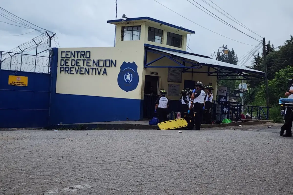 Los cuerpos de socorro acudieron al recinto carcelario para apoyar en la atención de los heridos., Bomberos Voluntarios