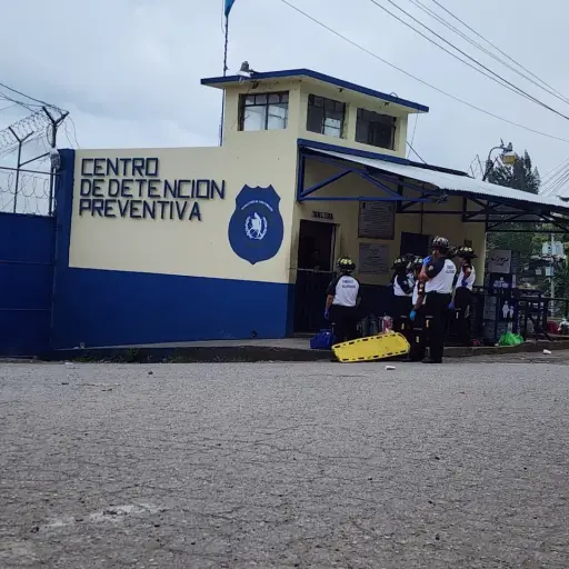 Los cuerpos de socorro acudieron al recinto carcelario para apoyar en la atención de los heridos. ,Bomberos Voluntarios