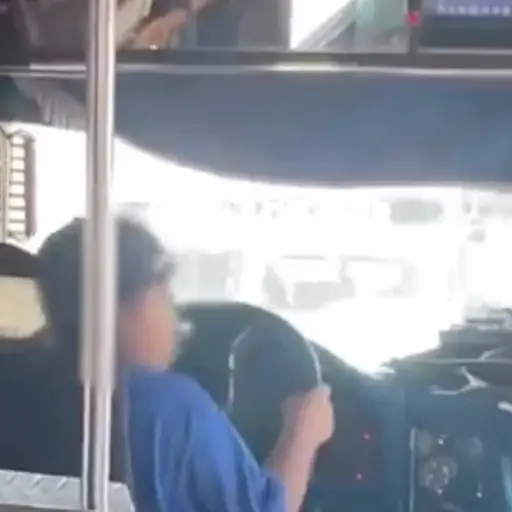 Menor de edad conduciendo un bus. ,Captura de pantalla video X.