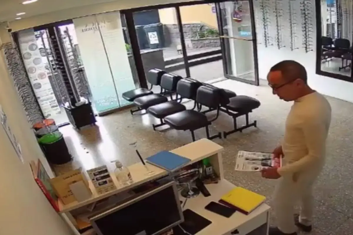 Robo de celular en óptica de zona 9, Captura de pantalla video X.