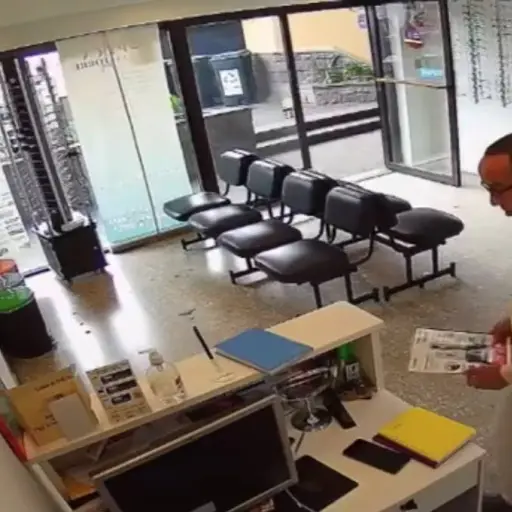 Robo de celular en óptica de zona 9 ,Captura de pantalla video X.