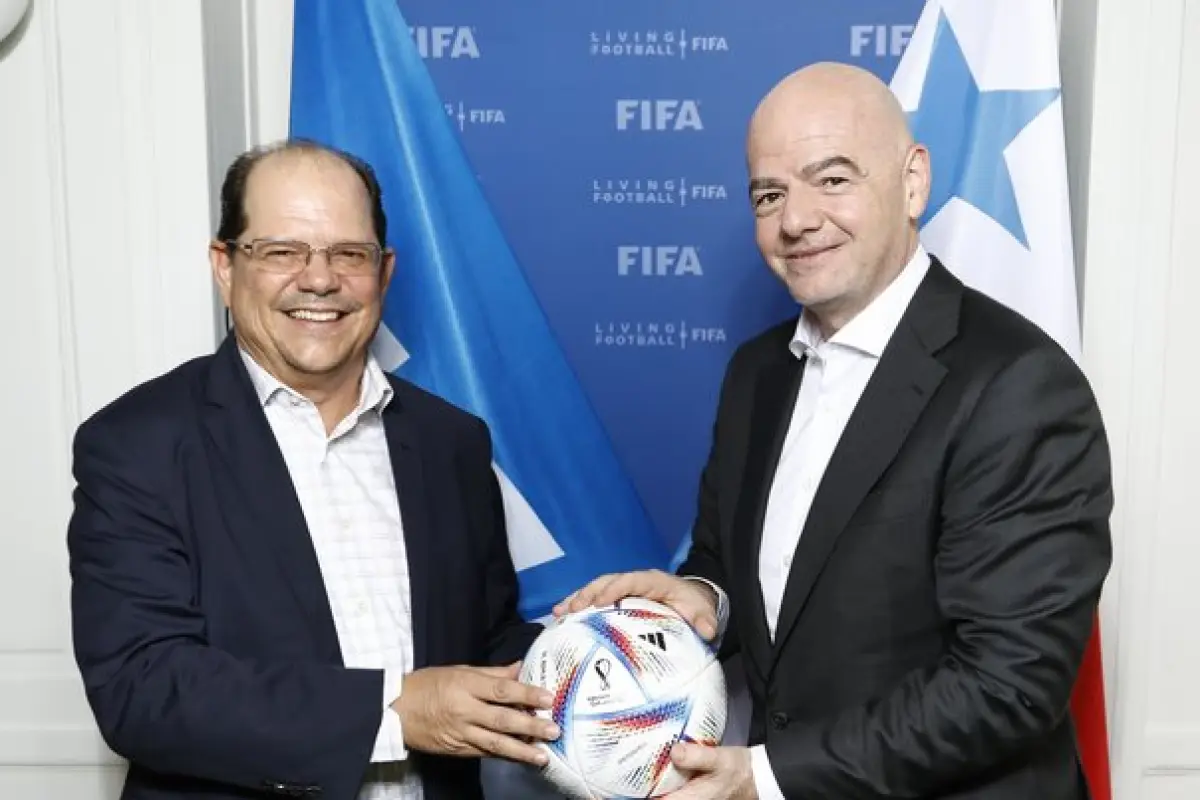 Manuel Arias, presidente de FEPAFUT, junto a Gianni Infantino - FEPAFUT