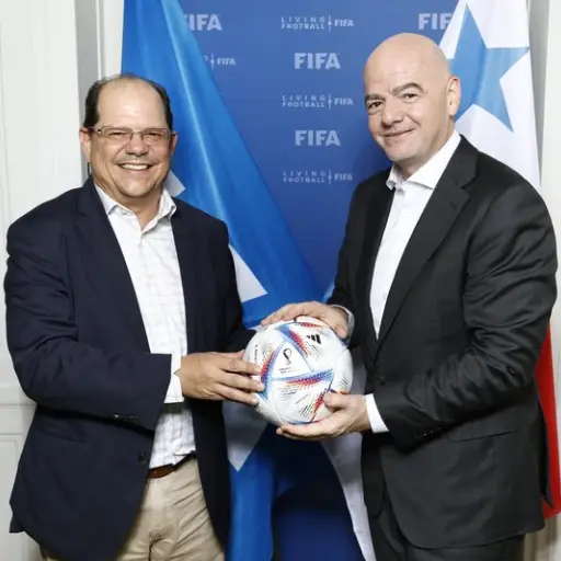 Manuel Arias, presidente de FEPAFUT, junto a Gianni Infantino - FEPAFUT