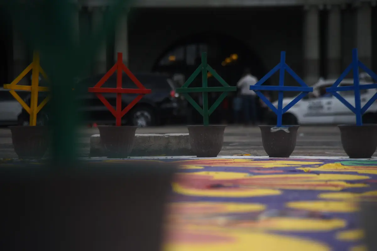 El "Altar de las niñas", en la Plaza de la Constitución, zona 1 capitalina, creado en memoria de las víctimas del incendio en el Hogar Seguro Virgen de la Asunción., Omar Solís/Emisoras Unidas