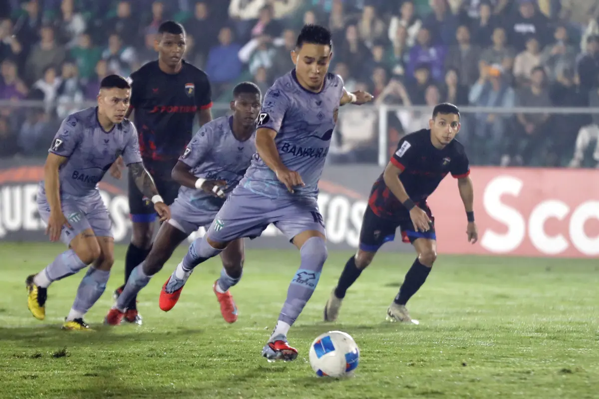 Óscar Santis marcó un gol desde el punto penalti 