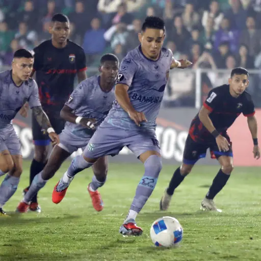 Óscar Santis marcó un gol desde el punto penalti 