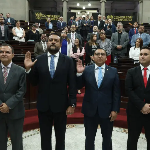 Jorge Mario González Paz y Jorge Alberto Santiago Chen Sam, como director titular y director suplente del Directorio de la Superintendencia de Competencia. ,Foto Congreso