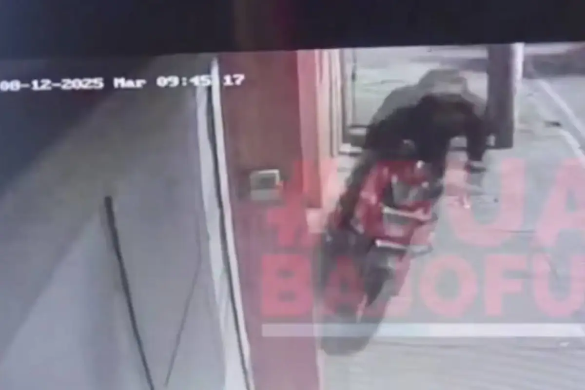 Motosicario se accidentó en zona 5., Captura de pantalla video X.