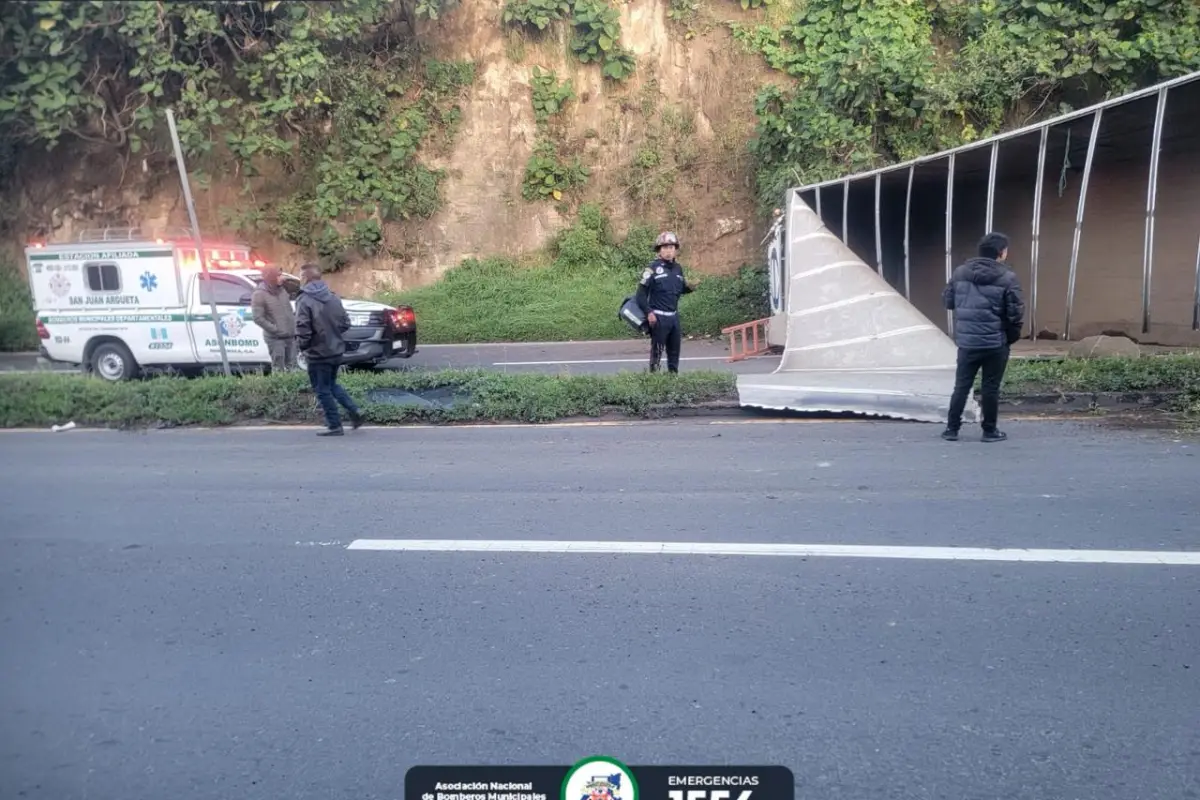 El paso quedó obstruido en el tramo hacia Quetzaltenango., Bomberos Municipales Departamentales
