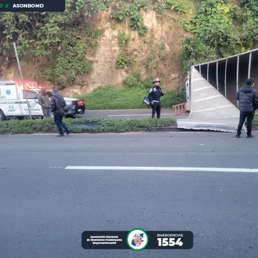 El paso quedó obstruido en el tramo hacia Quetzaltenango. ,Bomberos Municipales Departamentales