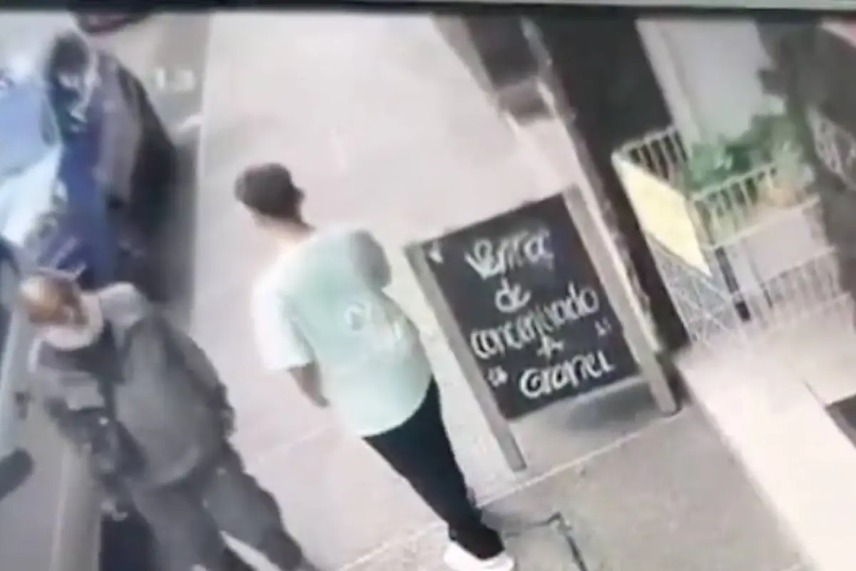 Hombre en situación de calle mata a joven. , Captura de pantalla video X.