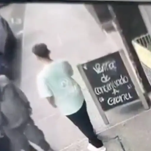 Hombre en situación de calle mata a joven.  ,Captura de pantalla video X.
