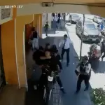 Los delincuentes en motocicleta asaltaban en la zona 1. ,Captura de pantalla
