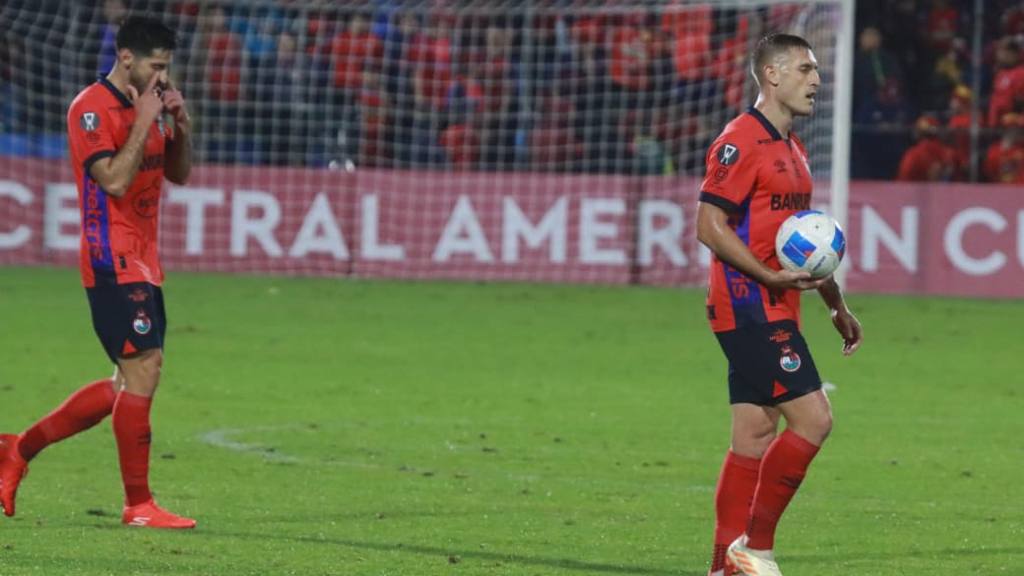 Decepción en los jugadores de Municipal tras el gol del Real España | Alex Meoño