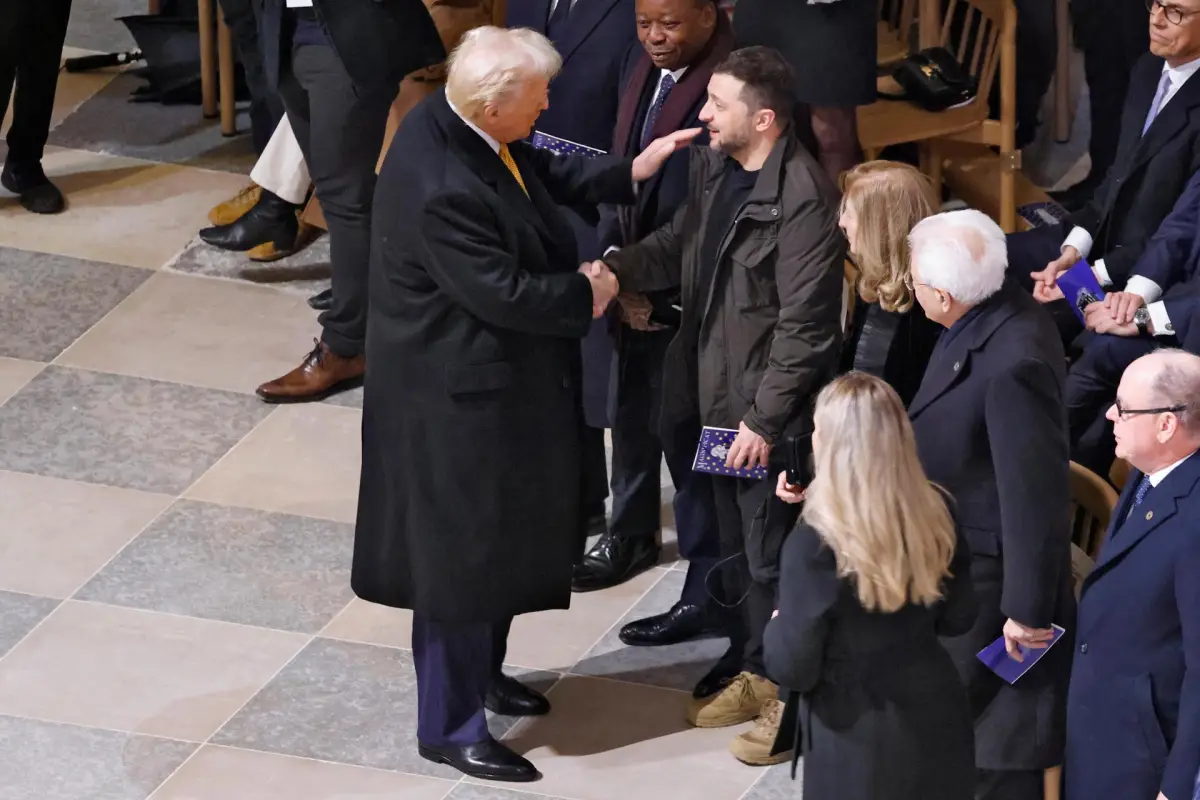 El presidente norteamericano, Donald Trump, saluda a su homólogo ucraniano, Volodímir Zelenski, durante la la reapertura el año pasado de la catedral de Notre Dame en París,  (Zelenski, Francia) EFE/EPA/LUDOVIC MARIN / POOL MAXPPP OUT
