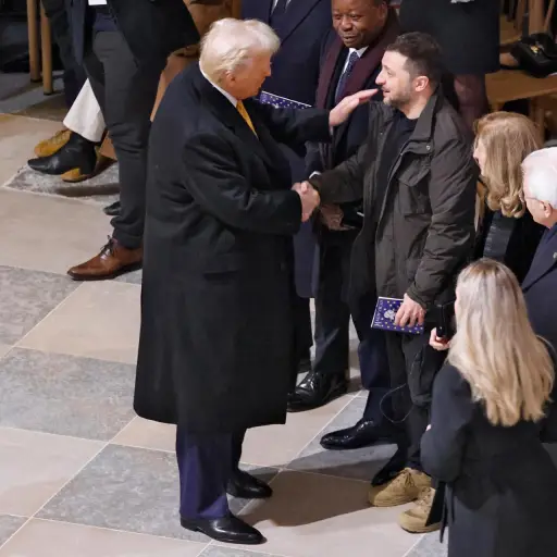 El presidente norteamericano, Donald Trump, saluda a su homólogo ucraniano, Volodímir Zelenski, durante la la reapertura el año pasado de la catedral de Notre Dame en París , (Zelenski, Francia) EFE/EPA/LUDOVIC MARIN / POOL MAXPPP OUT