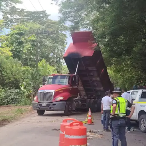 Trabajadores de COVIAL trabajaron para rellenar el agujero en la carretera. ,COVIAL-CIV.