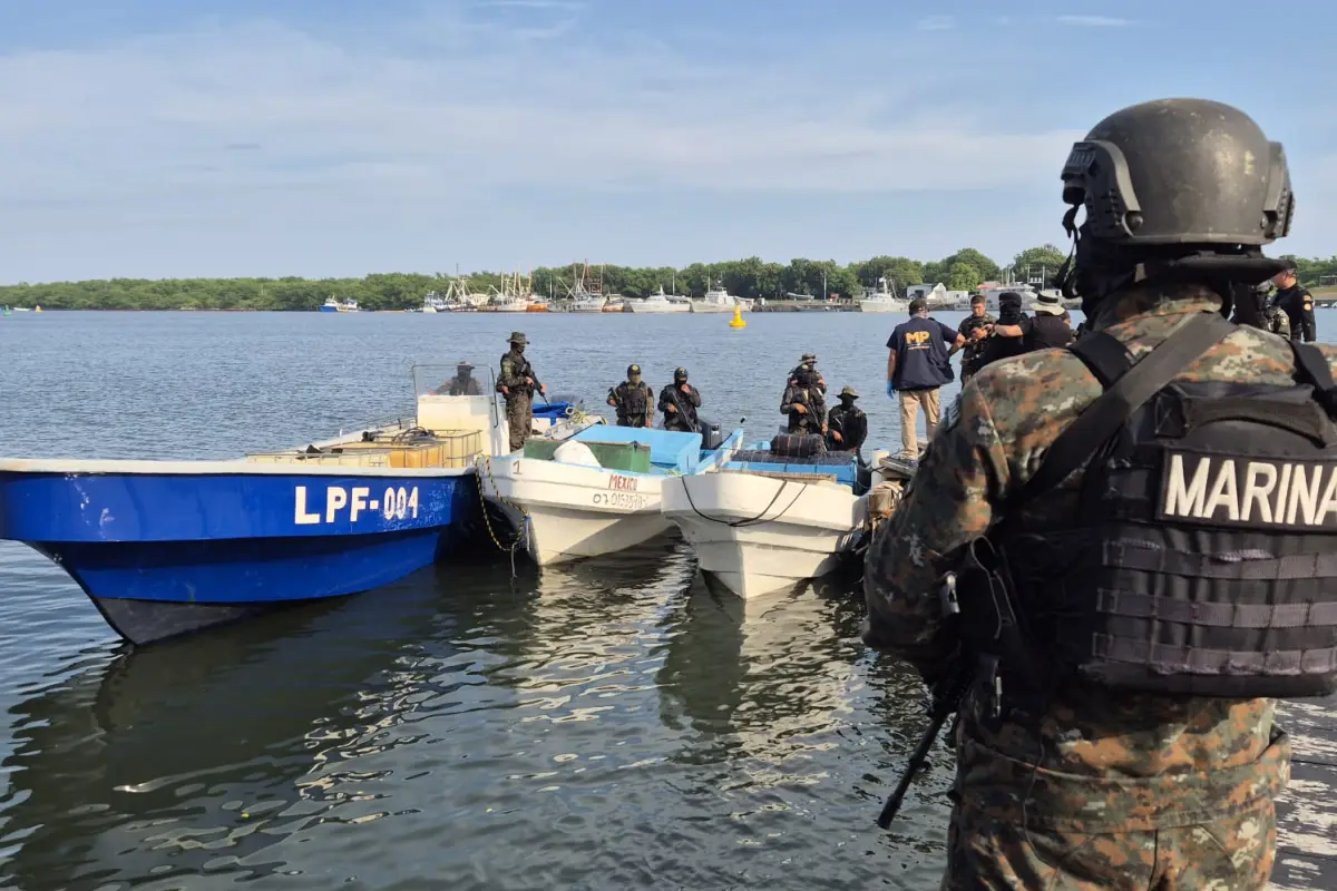 Miembros de la Marina Nacional resguardan las naves, mientras se ralizan estudios de campo., Ejército de Guatemala.