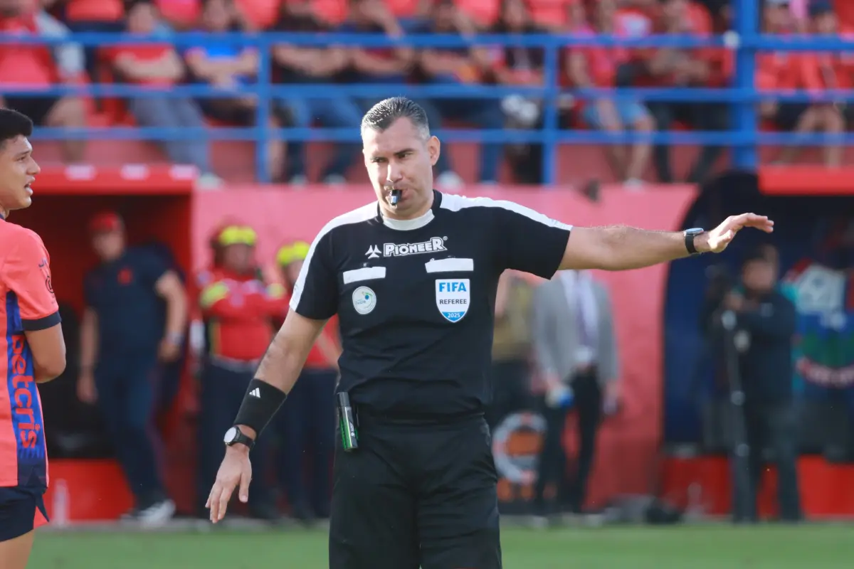 Árbitro Mario Escobar es el encargado del clásico nacional 