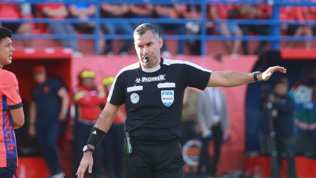 Mario Escobar, árbitro del Municipal vs. Comunicaciones | Alex Meoño