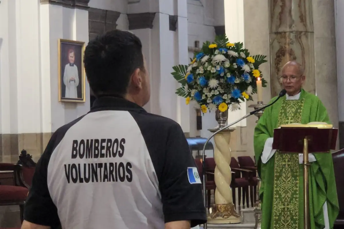 Los rescatistas agradecieron a Dios por 74 años de servicio en el país., Bomberos Voluntarios.