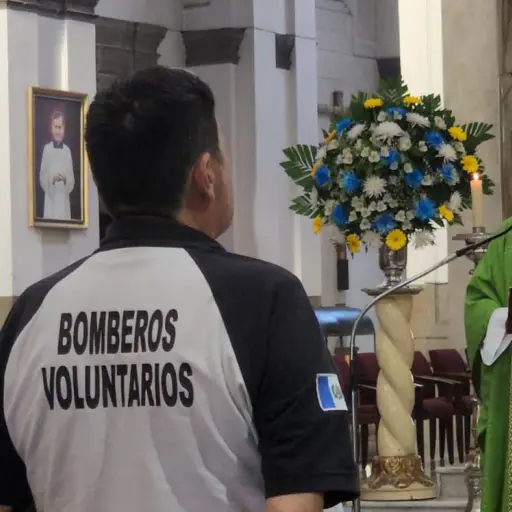 Los rescatistas agradecieron a Dios por 74 años de servicio en el país. ,Bomberos Voluntarios.
