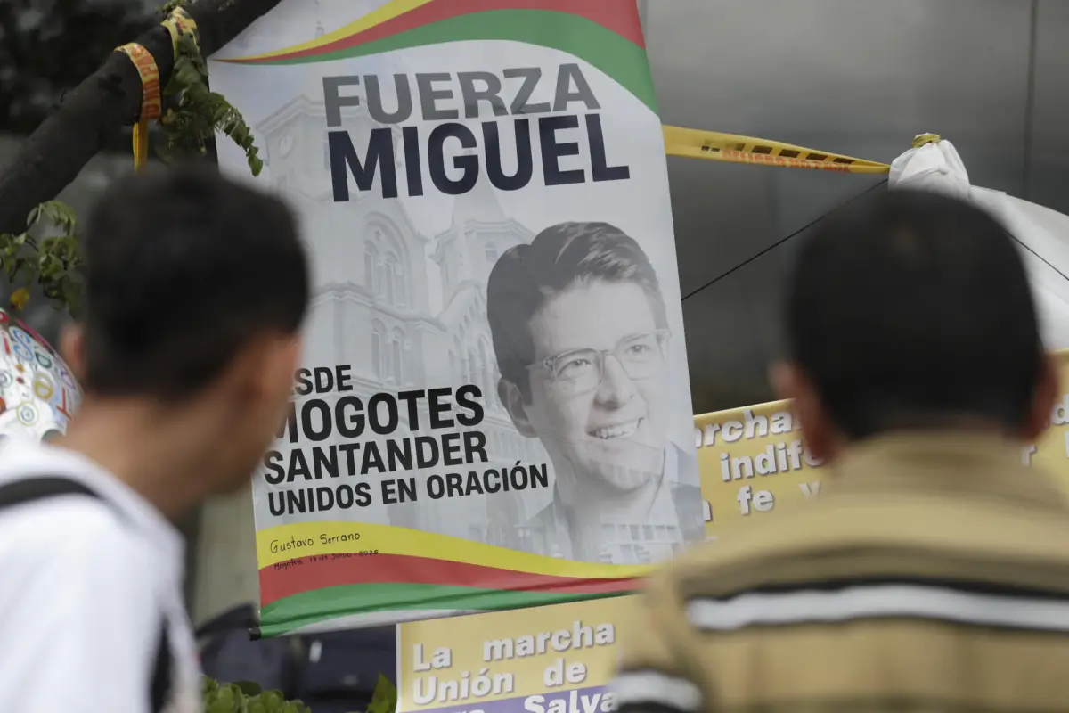 Fotografía de archivo de personas orando en un altar improvisado frente a la Fundación Santa Fe, donde estaba hospitalizado el senador colombiano Miguel Uribe Turbay, EFE/ Carlos Ortega