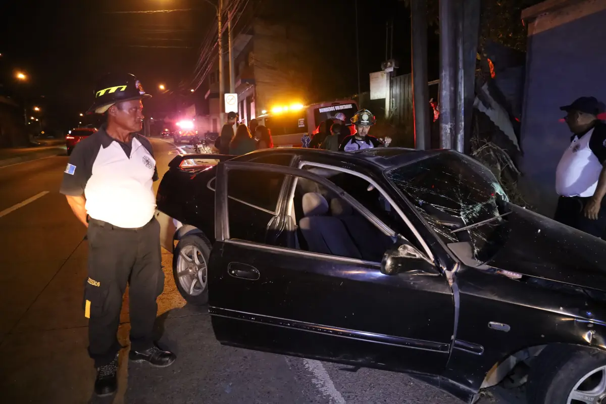 El vehículo donde viajaban los afectados quedó empotrado en un área del Km. 13.5 al Atlántico., Bomberos Voluntarios