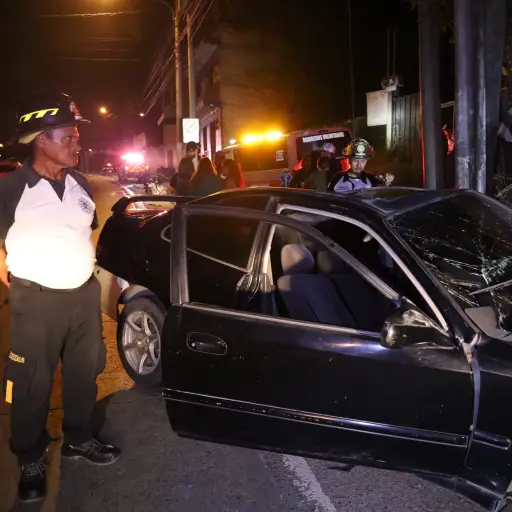 El vehículo donde viajaban los afectados quedó empotrado en un área del Km. 13.5 al Atlántico. ,Bomberos Voluntarios