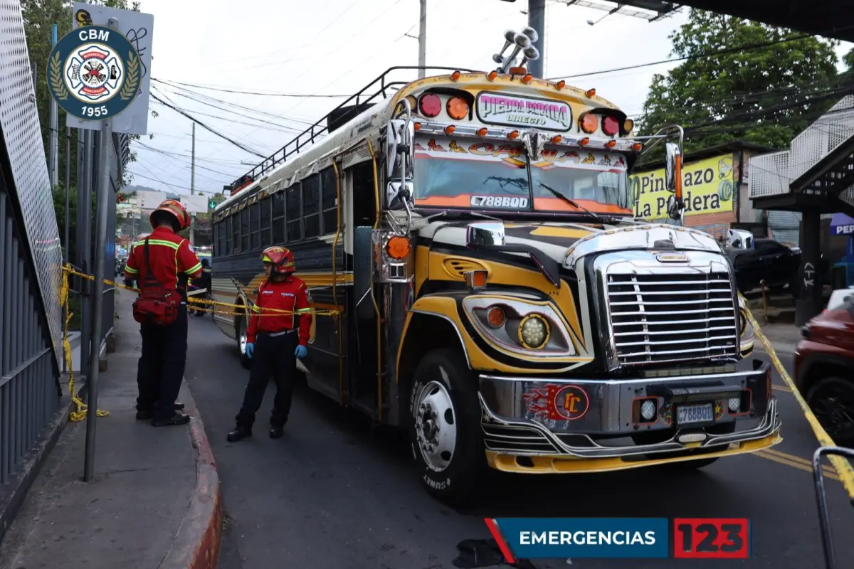 El ataque armado contra la unidad de transporte extraurbano ocurrió en la zona 10., Bomberos Municipales