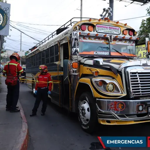 El ataque armado contra la unidad de transporte extraurbano ocurrió en la zona 10. ,Bomberos Municipales
