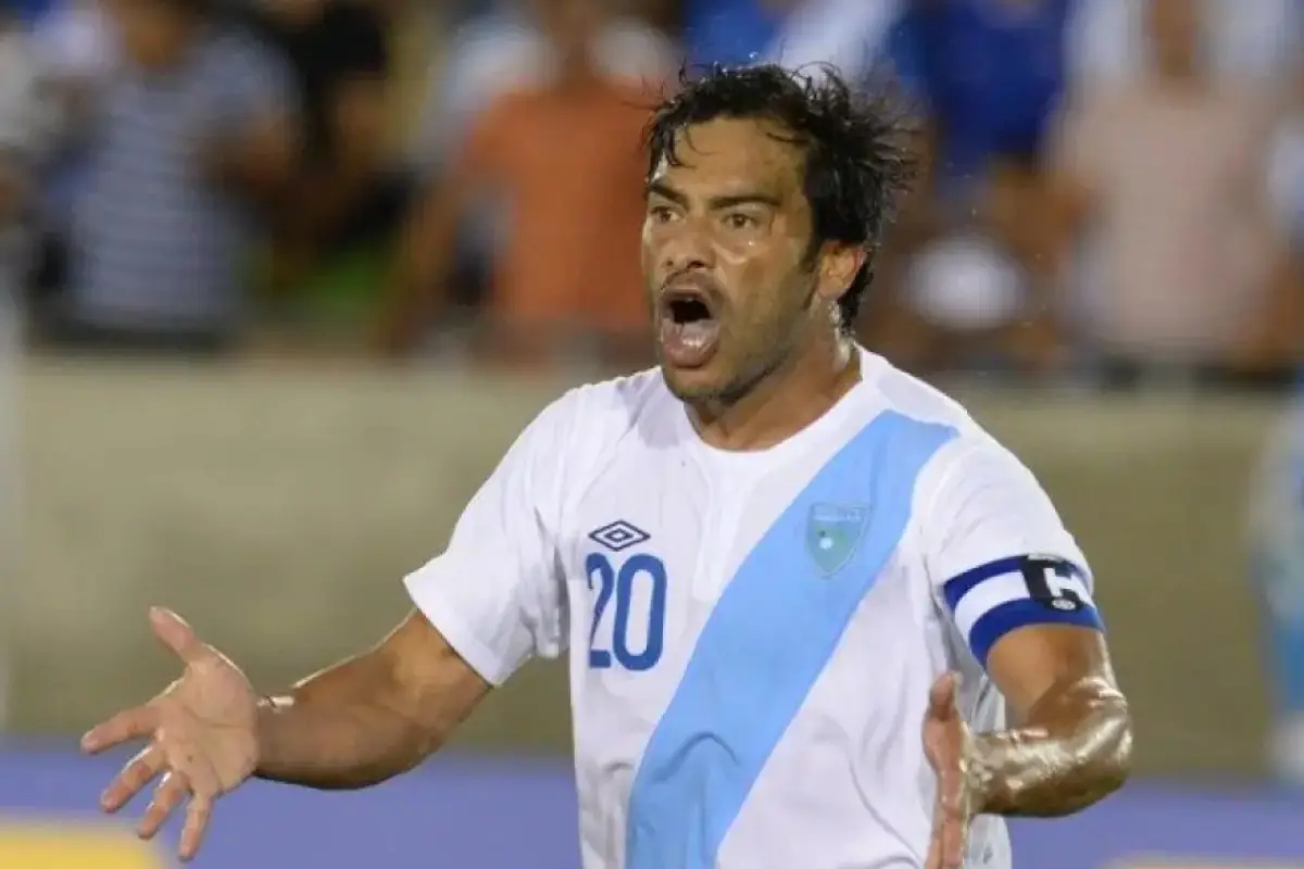 Carlos Ruiz sale en defensa de los jugadores profesionales 