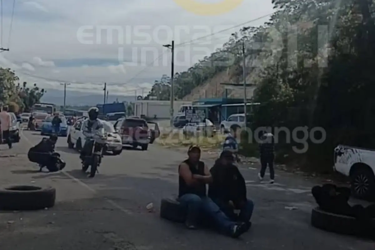 Los manifestantes bloquean la carretera en el ingreso a Sipacapa, San Marcos., Emisoras Unidas Departamentales