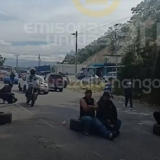 Los manifestantes bloquean la carretera en el ingreso a Sipacapa, San Marcos. ,Emisoras Unidas Departamentales