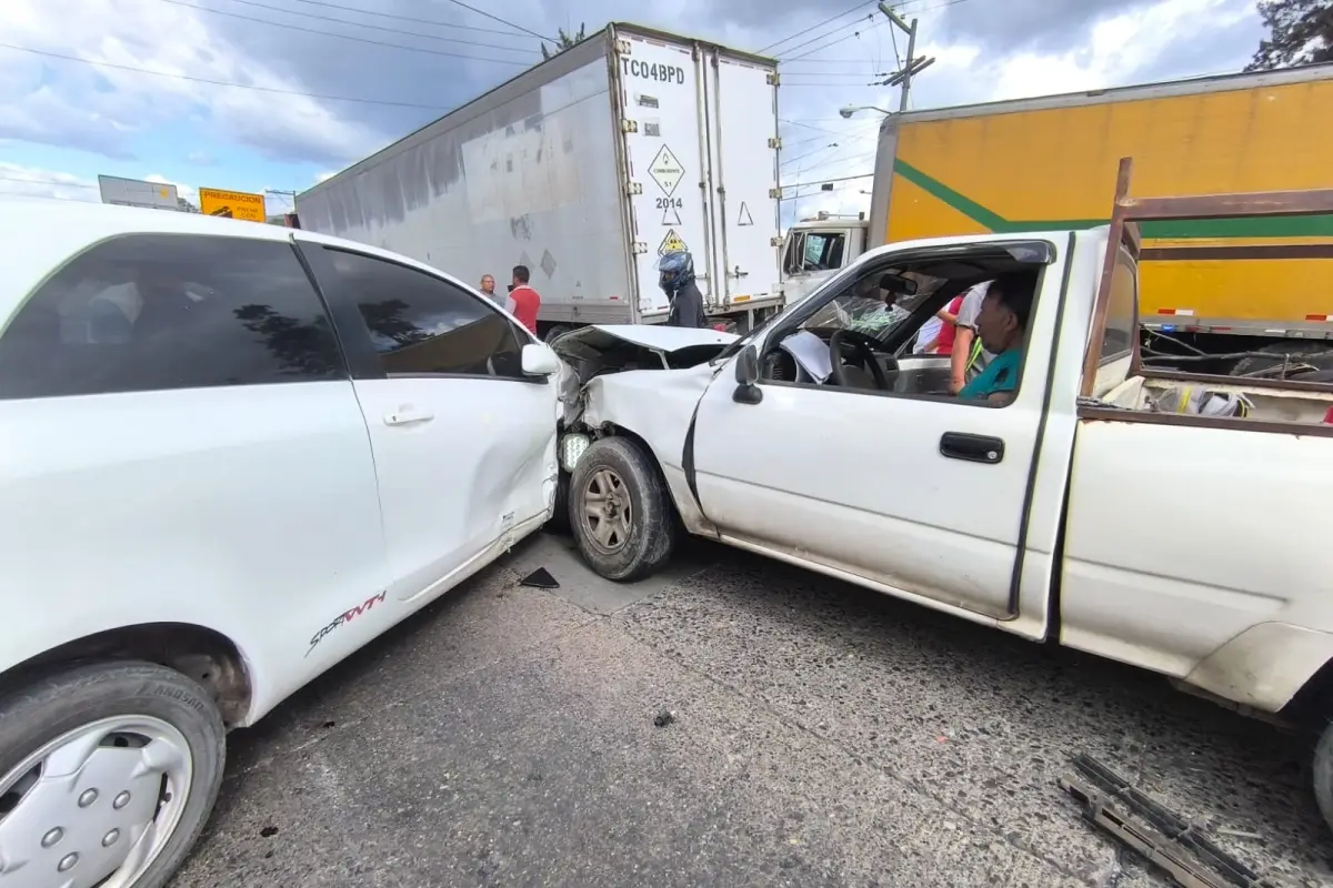 Seis vehículos fueron impactados por un tráiler., Foto PMT