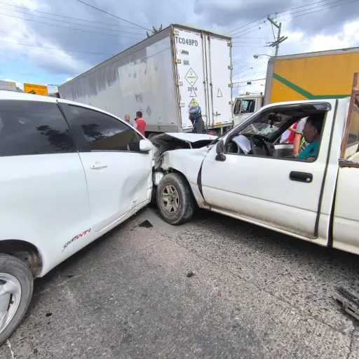 Seis vehículos fueron impactados por un tráiler. ,Foto PMT