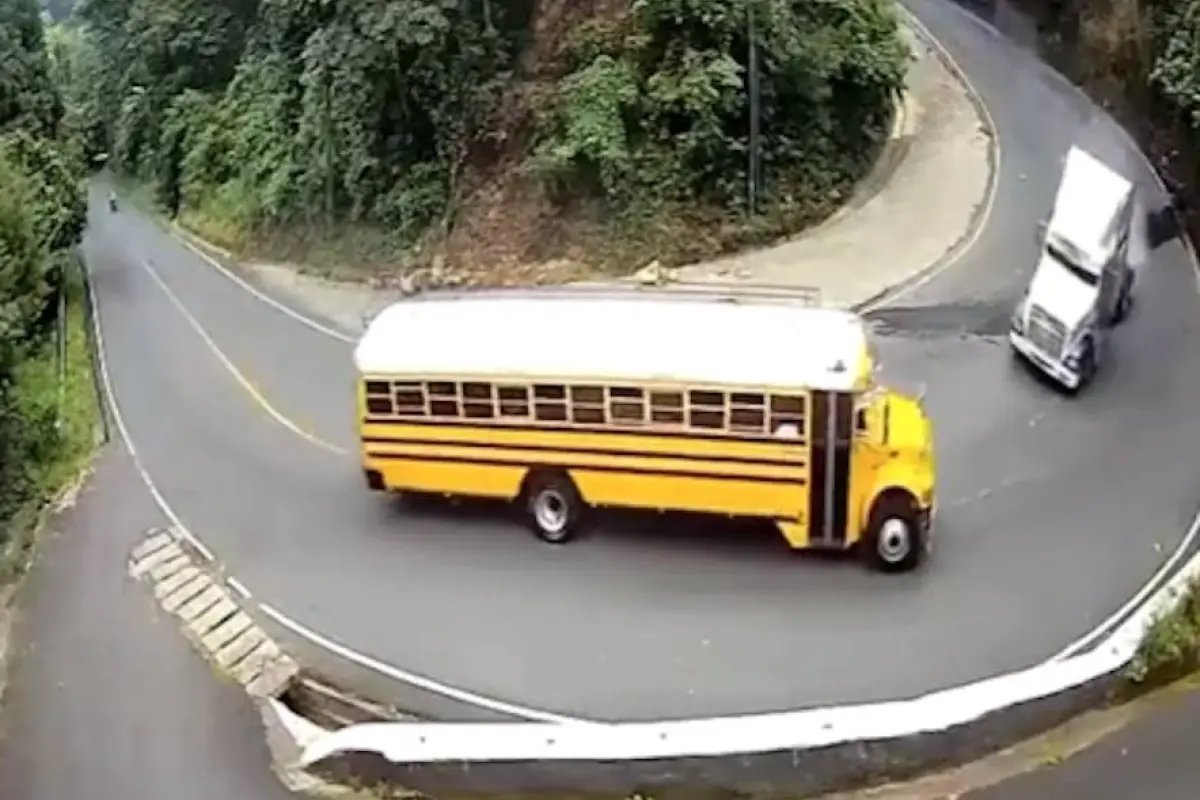 Choque en ruta a San Vicente Pacaya., Captura de pantalla video Instagram.