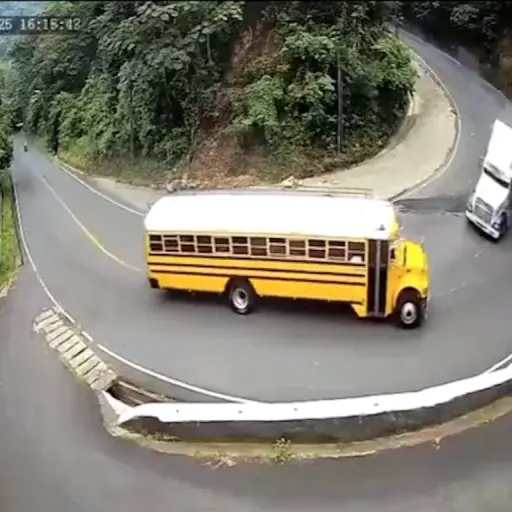 Choque en ruta a San Vicente Pacaya. ,Captura de pantalla video Instagram.