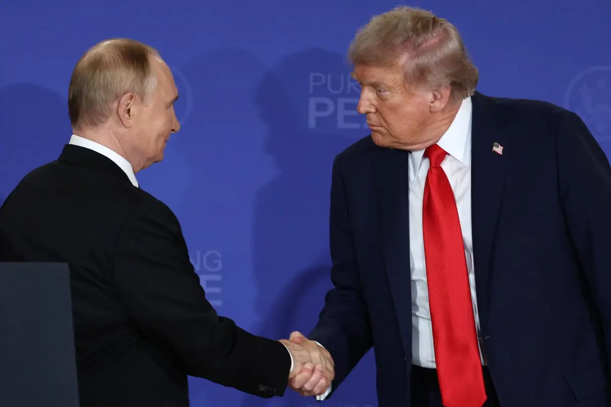Vladimir Putin y Donald Trump estrechan manos en cumbre en Alaska, en agosto de 2025, EFE