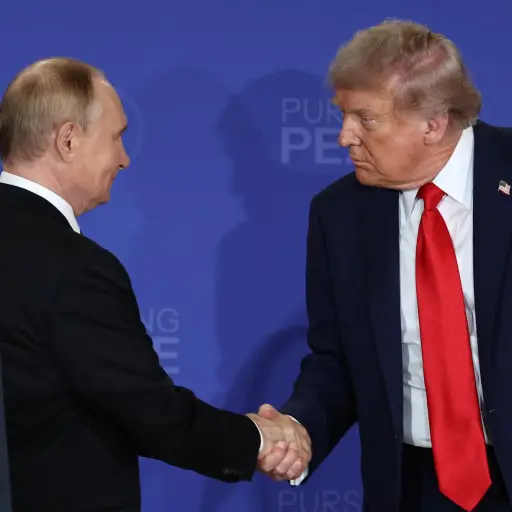 Vladimir Putin y Donald Trump estrechan manos en cumbre en Alaska, en agosto de 2025 ,EFE