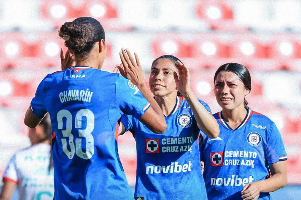 Festejo de Chavarín, quien impidió el gol de Ana Lucía Martínez