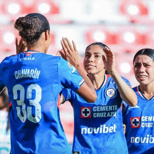 Festejo de Chavarín, quien impidió el gol de Ana Lucía Martínez