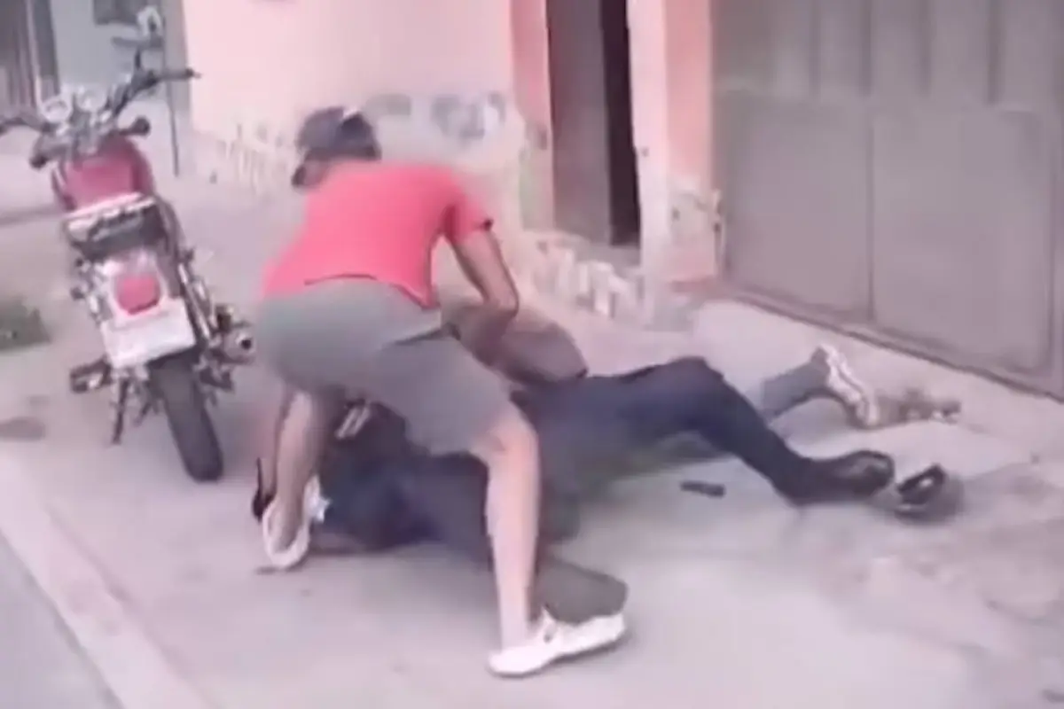 Agreden a agente de la PNC. , Captura de pantalla video X.