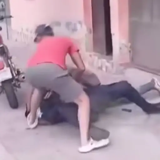 Agreden a agente de la PNC.  ,Captura de pantalla video X.